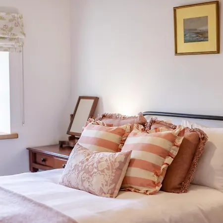 2 Bed In Cowling Oc-L30774 Cowling