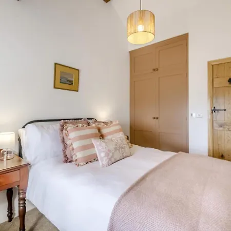 2 Bed In Cowling Oc-L30774 * Cowling